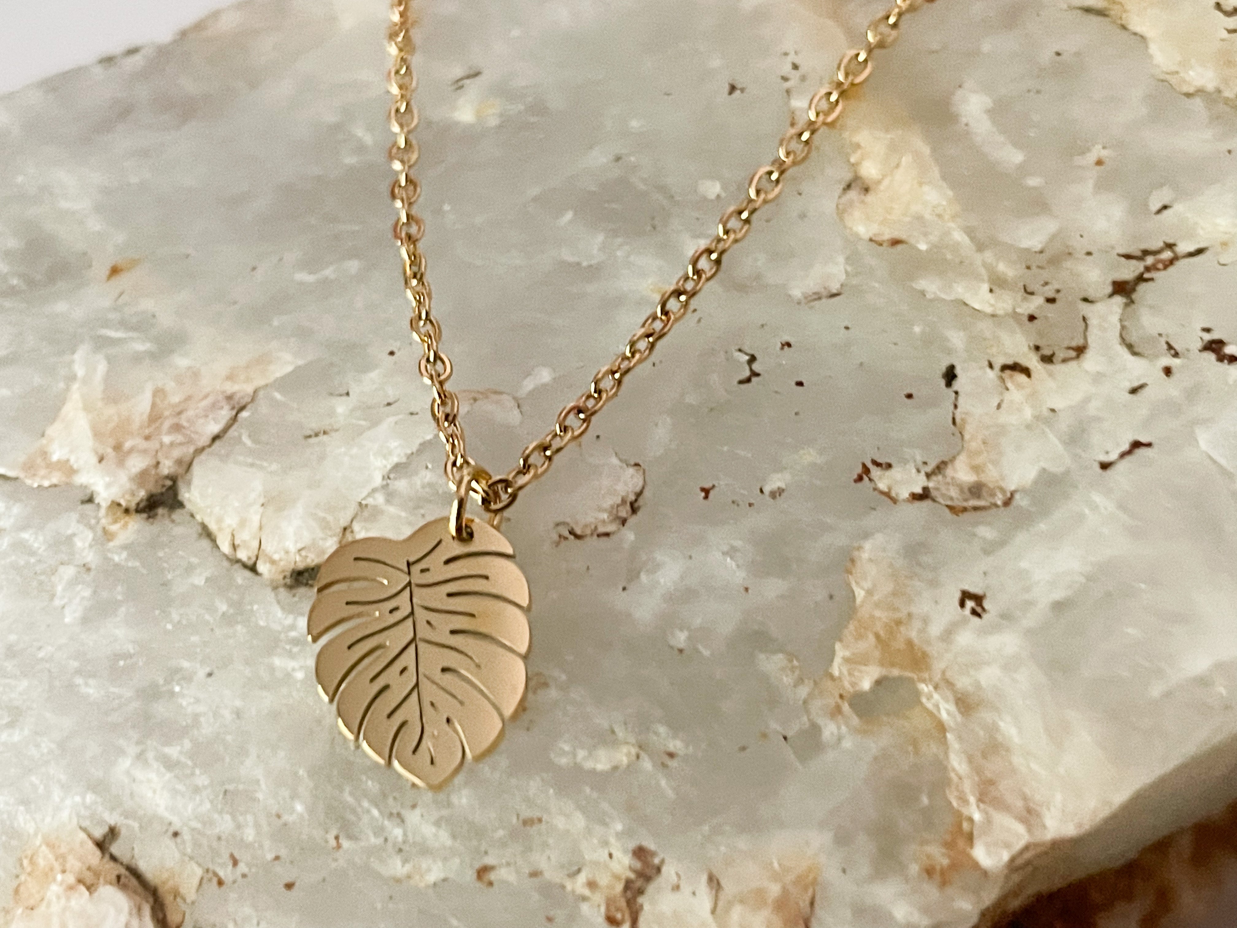 monstera deliciosa gold pendant MONSTERA NECKLACE IN GOLD