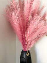 Load image into Gallery viewer, LAYERED STAR NECKLACE IN GOLD - Emerald Boutique VA