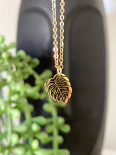 Load image into Gallery viewer, MONSTERA NECKLACE IN GOLD - Emerald Boutique VA