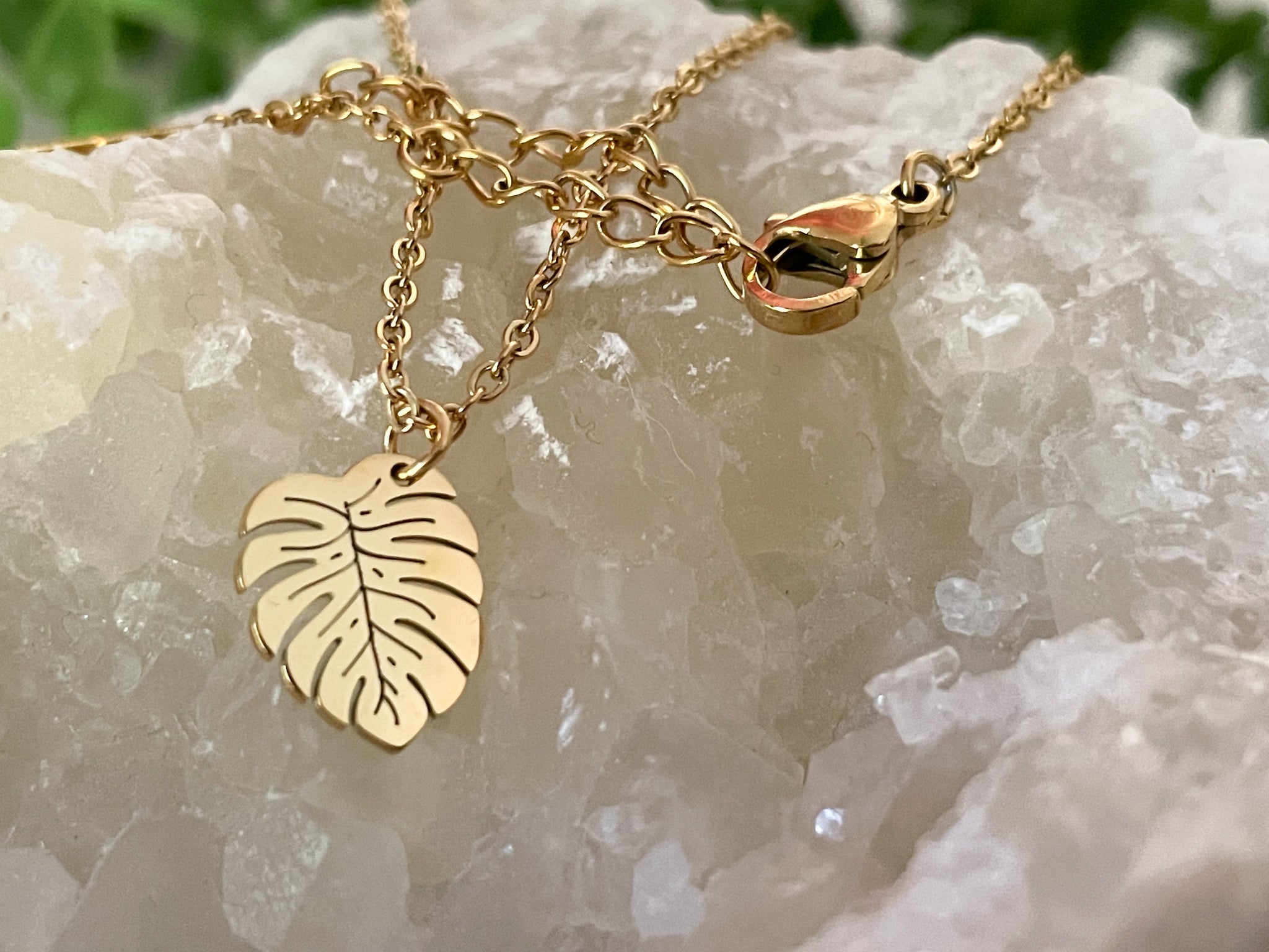 MONSTERA NECKLACE IN GOLD - Emerald Boutique VA
