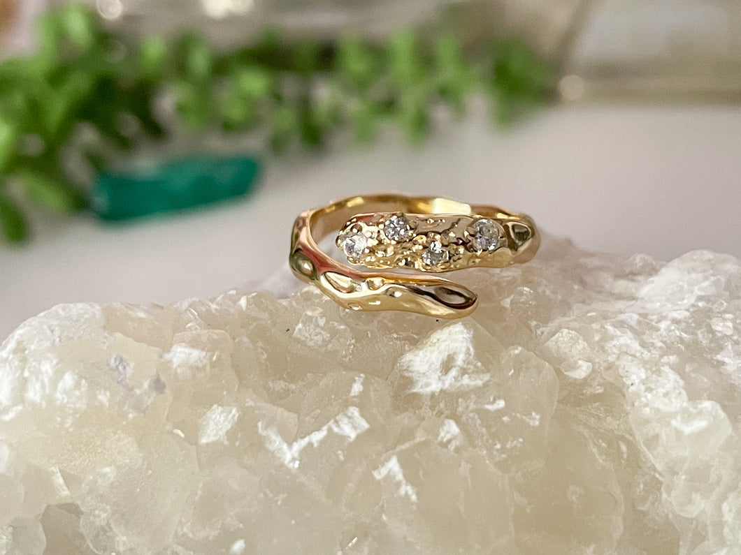 HAMMERED TEXTURE RING IN GOLD - Emerald Boutique VA